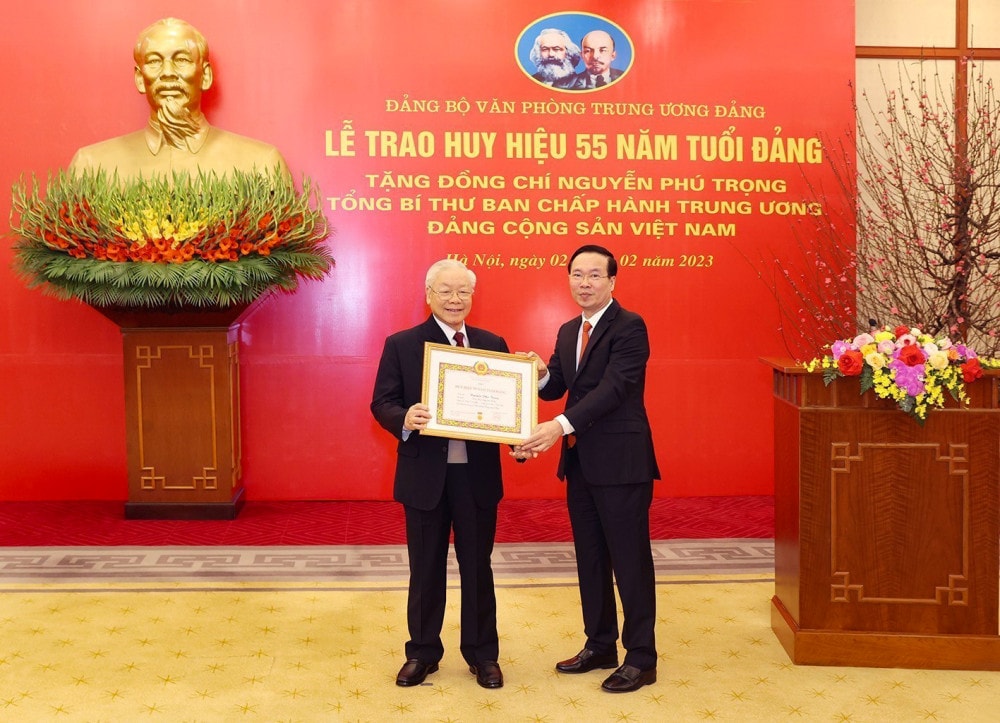 trao huy hieu 55 nam tuoi dang tang tong bi thu nguyen phu trong hinh 1