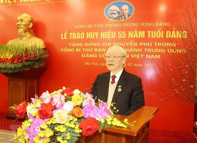 trao huy hieu 55 nam tuoi dang tang tong bi thu nguyen phu trong hinh 2