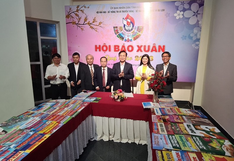hoi bao xuan quy mao tinh dak nong trung bay hon 250 an pham sach bao tap chi hinh 1