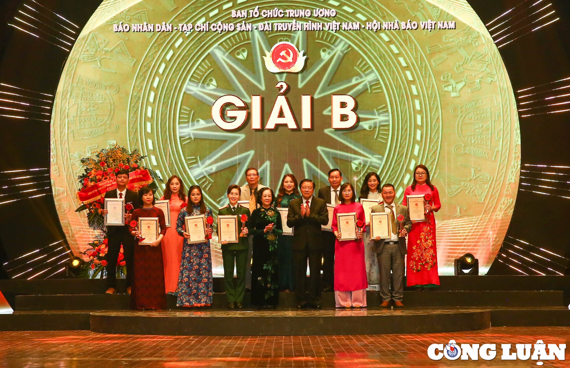 danh sach cac tac pham tac gia doat giai bua liem vang lan thu vii nam 2022 hinh 2
