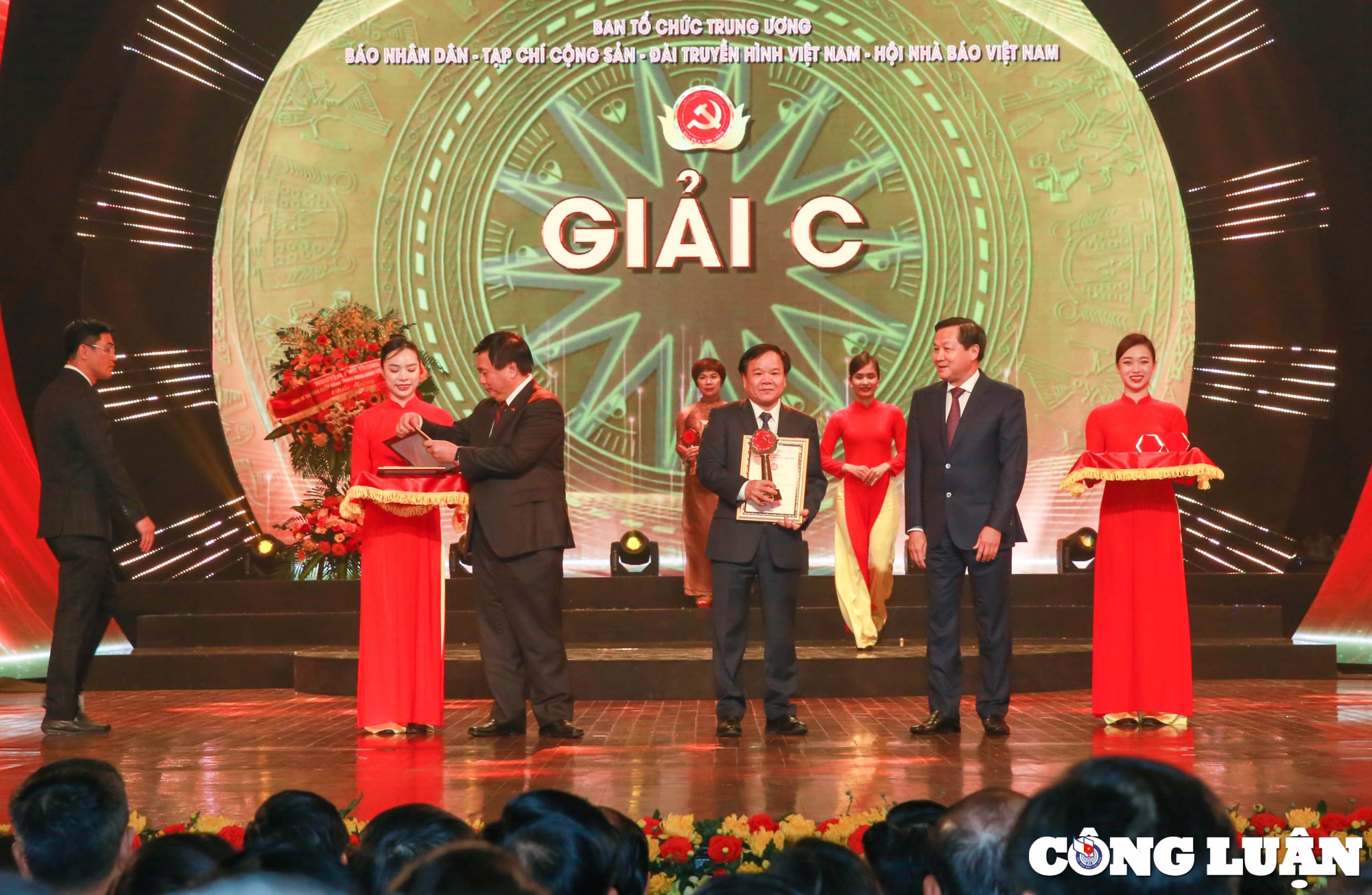 danh sach cac tac pham tac gia doat giai bua liem vang lan thu vii nam 2022 hinh 3