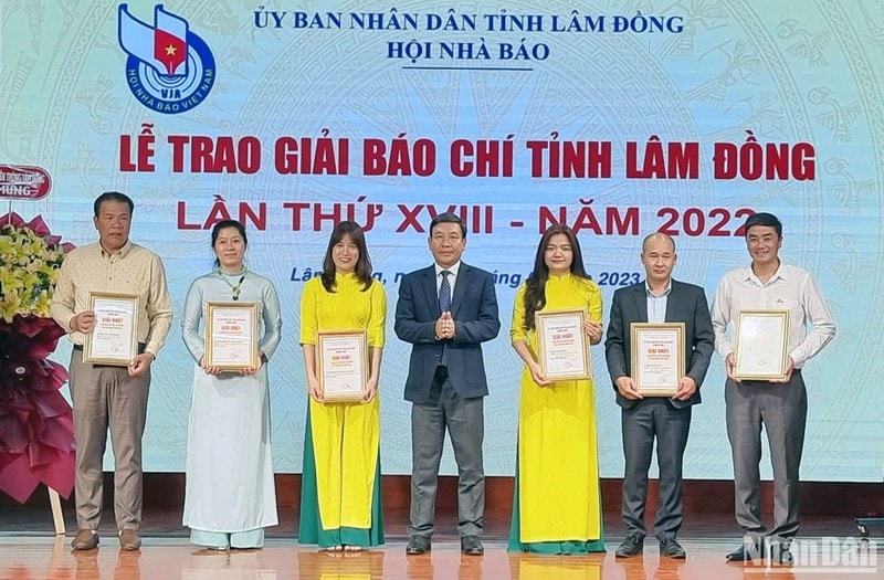 hoi nha bao tinh lam dong to chuc trao giai bao chi tinh lan thu 18 hinh 1