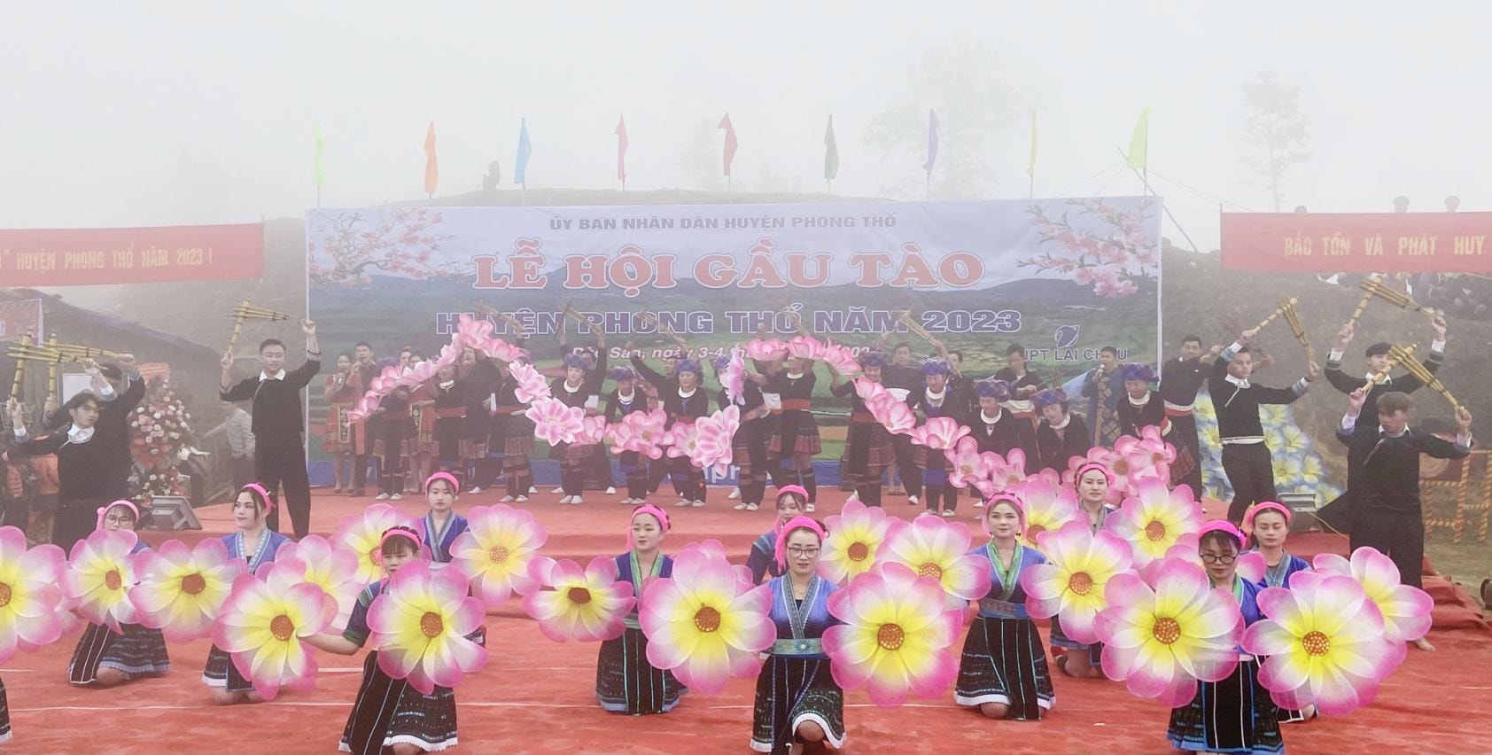 tung bung le hoi gau tao o lai chau hinh 1