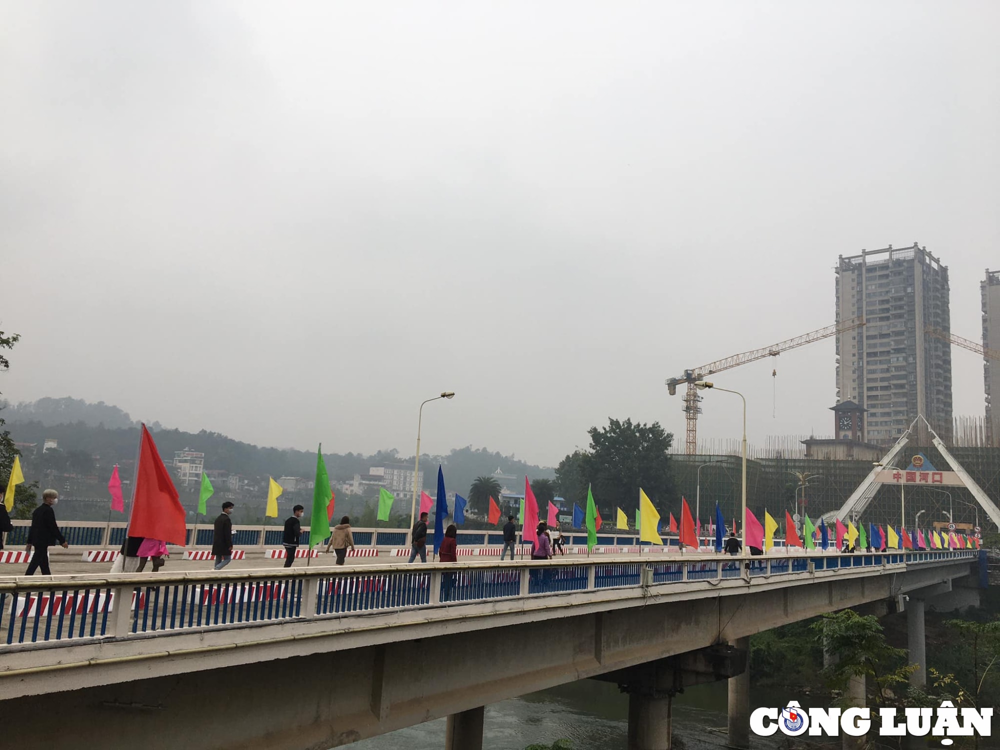 gan 1 thang hon 40000 luot nguoi xuat nhap canh qua cua khau quoc te lao cai hinh 1