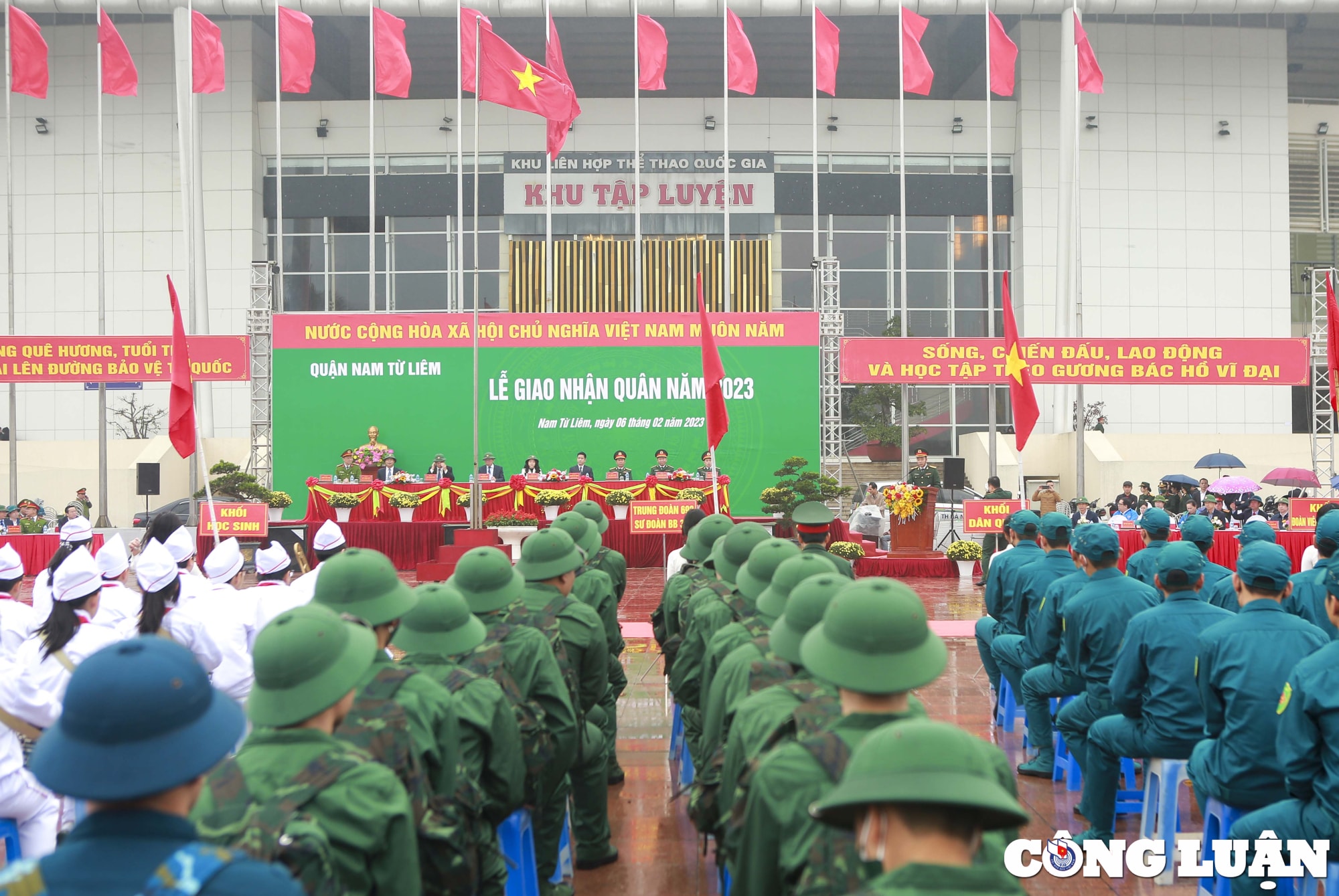 ha noi xuc dong le tien tan binh len duong nhap ngu hinh 1