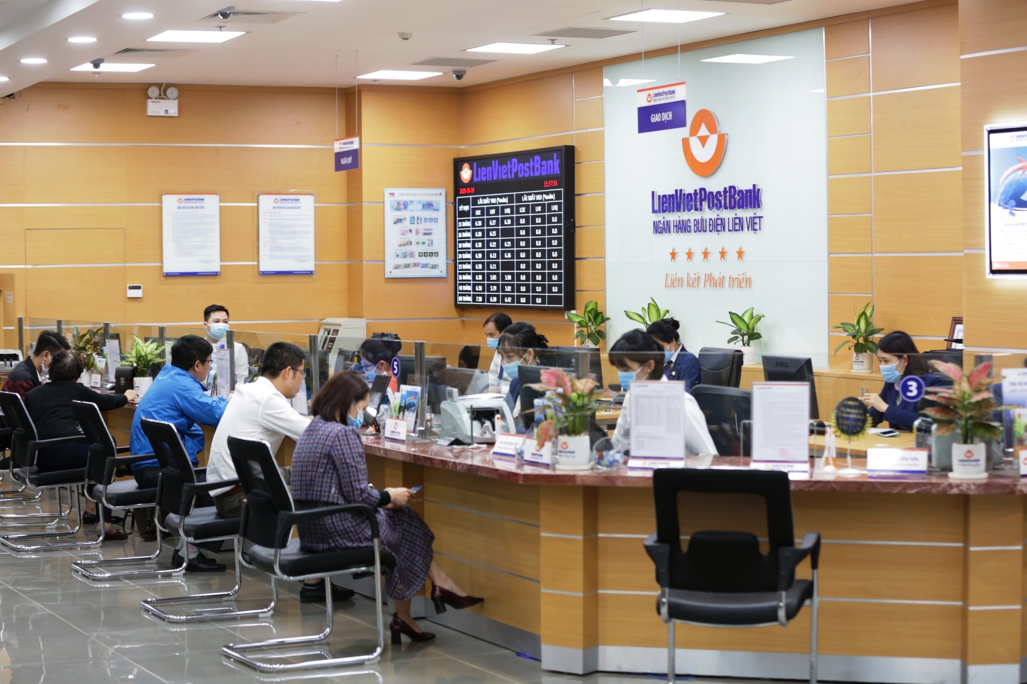 lienvietpostbank danh gan 120 ty dong qua tang cho kh gui tiet kiem nhan ky niem 15 nam thanh lap hinh 2
