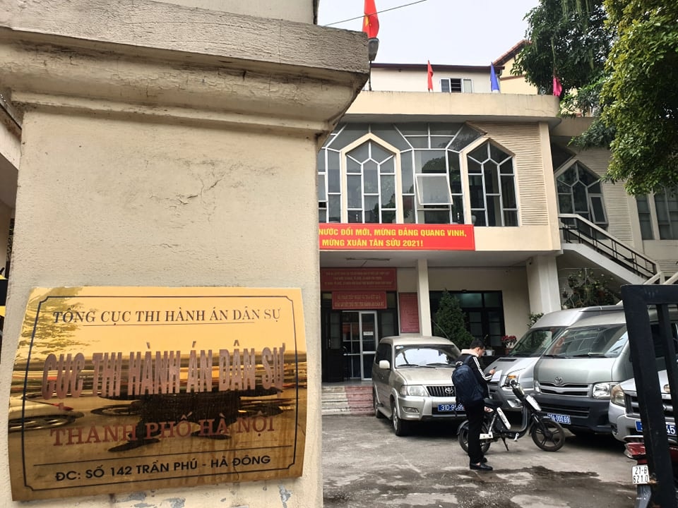 cam xuat canh chu tich hdqt cong ty dau gia bac trung nam buoc don vi thi hanh ban an hinh 1