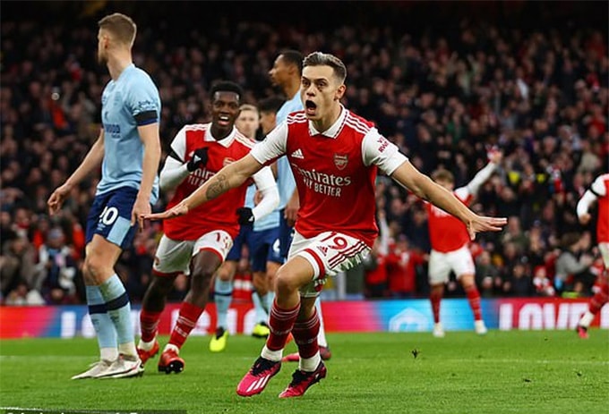 de brentford cam hoa arsenal lo co hoi ngat duoi man city hinh 2