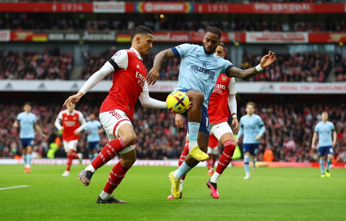 de brentford cam hoa arsenal lo co hoi ngat duoi man city hinh 1