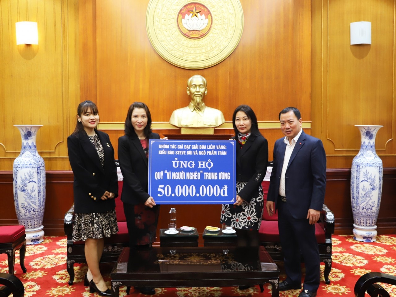 tac gia dat giai bua liem vang ung ho 50 trieu dong cho nguoi ngheo hinh 1