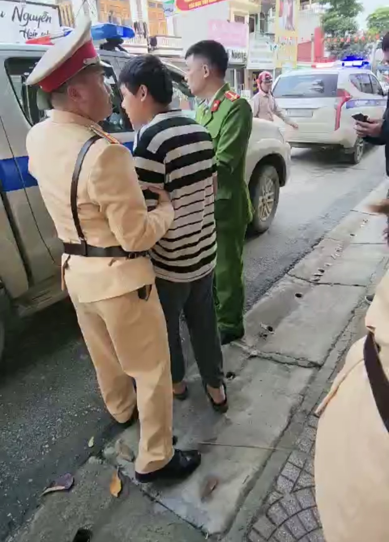 lang son canh sat giao thong bat giu doi tuong chem nguoi roi bo tron hinh 1