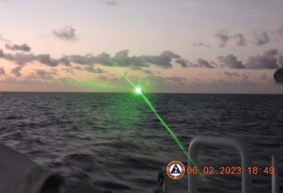 philippines cao buoc bi tau trung quoc chieu tia laser o bien dong hinh 1
