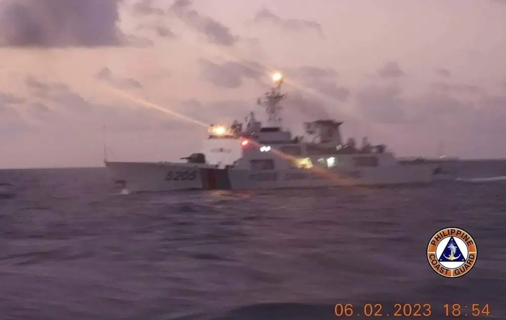 philippines cao buoc bi tau trung quoc chieu tia laser o bien dong hinh 2