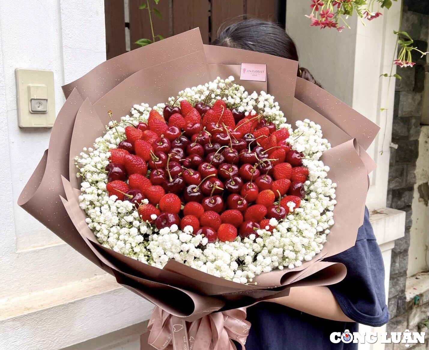 thi truong ngay valentine 2023 hoa dau tay hop qua trai cay nhap khau gia tien trieu van hut khach hinh 1