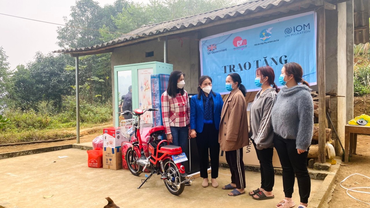 lao cai 3 me con bi lua ban sang trung quoc tro ve nha duoc ho tro hinh 1