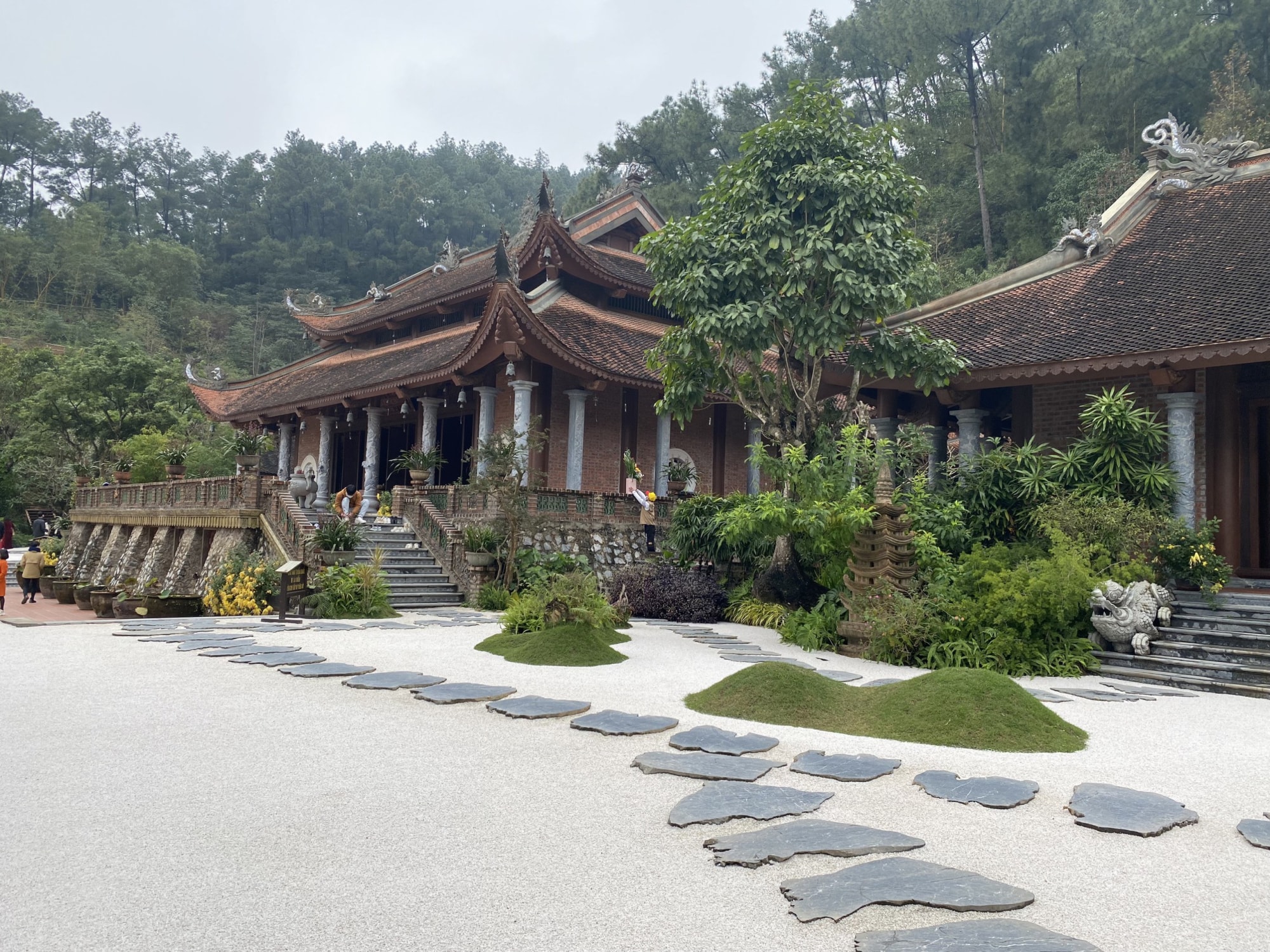 status hay ve di le chua cau binh an dau nam hinh 2