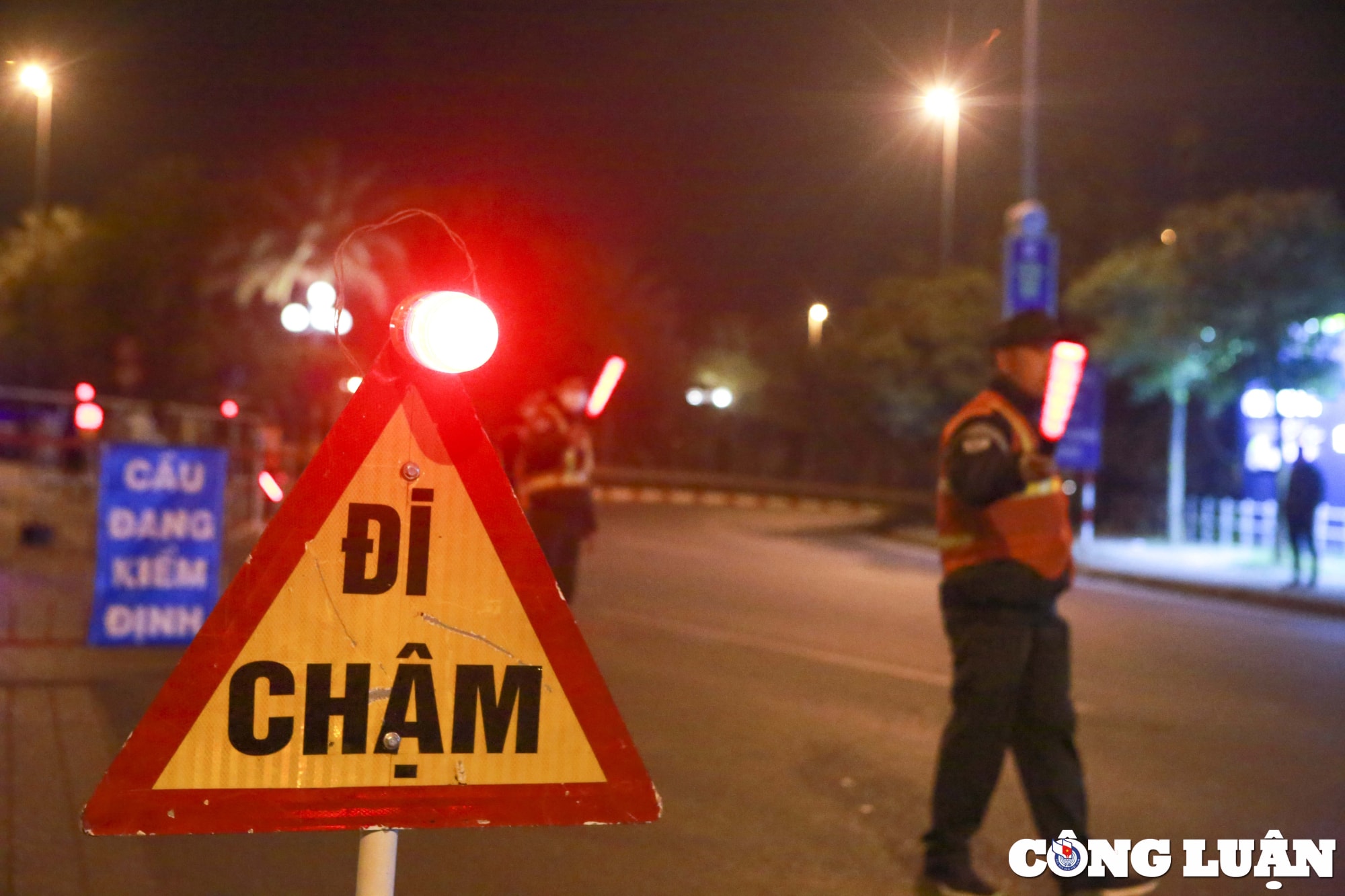 ha noi cam duong xuyen dem kiem dinh trong tai tren cau nhat tan hinh 2