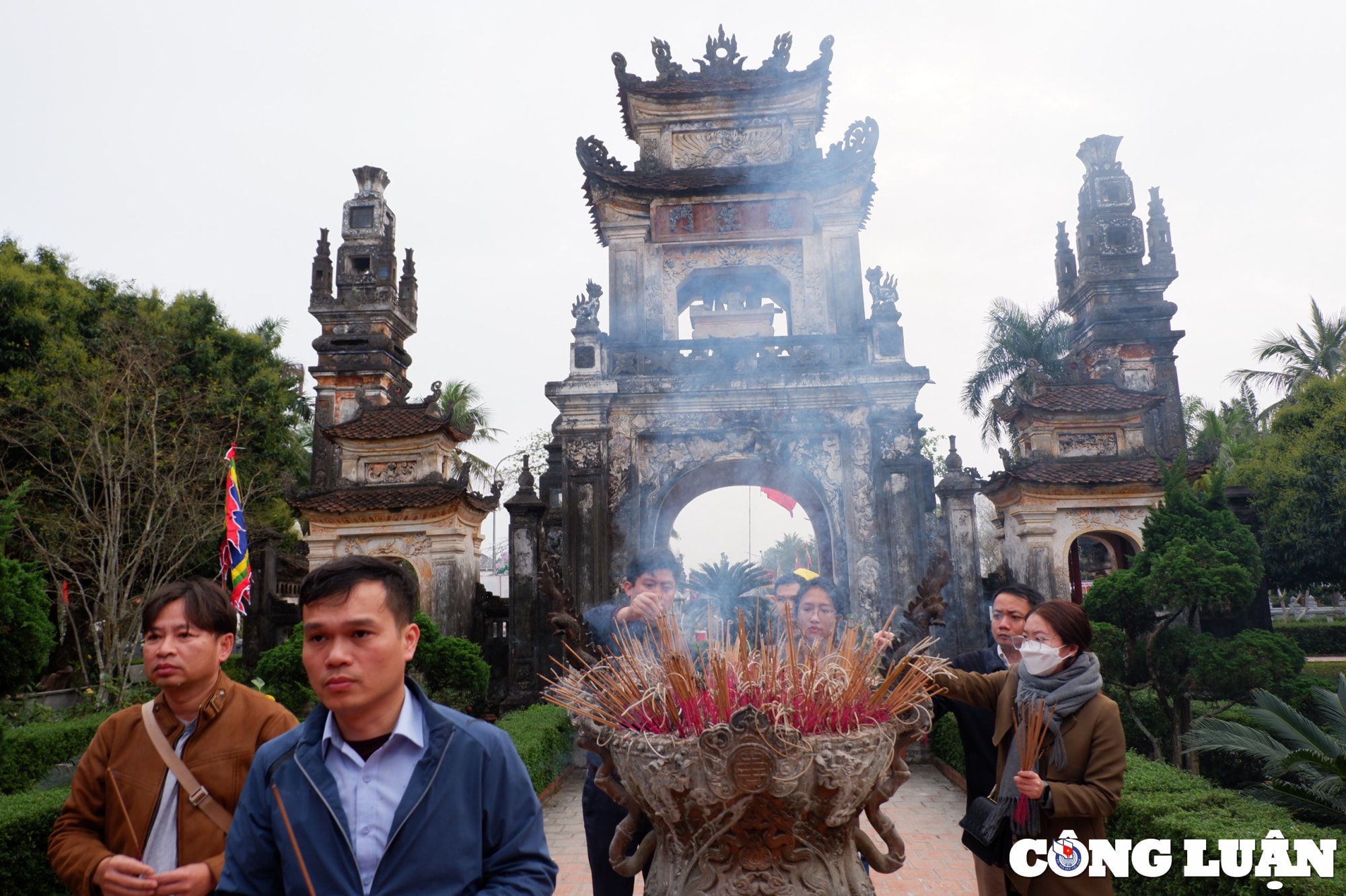 le hoi den tho thai su cuong quoc cong nguyen xi hinh 8