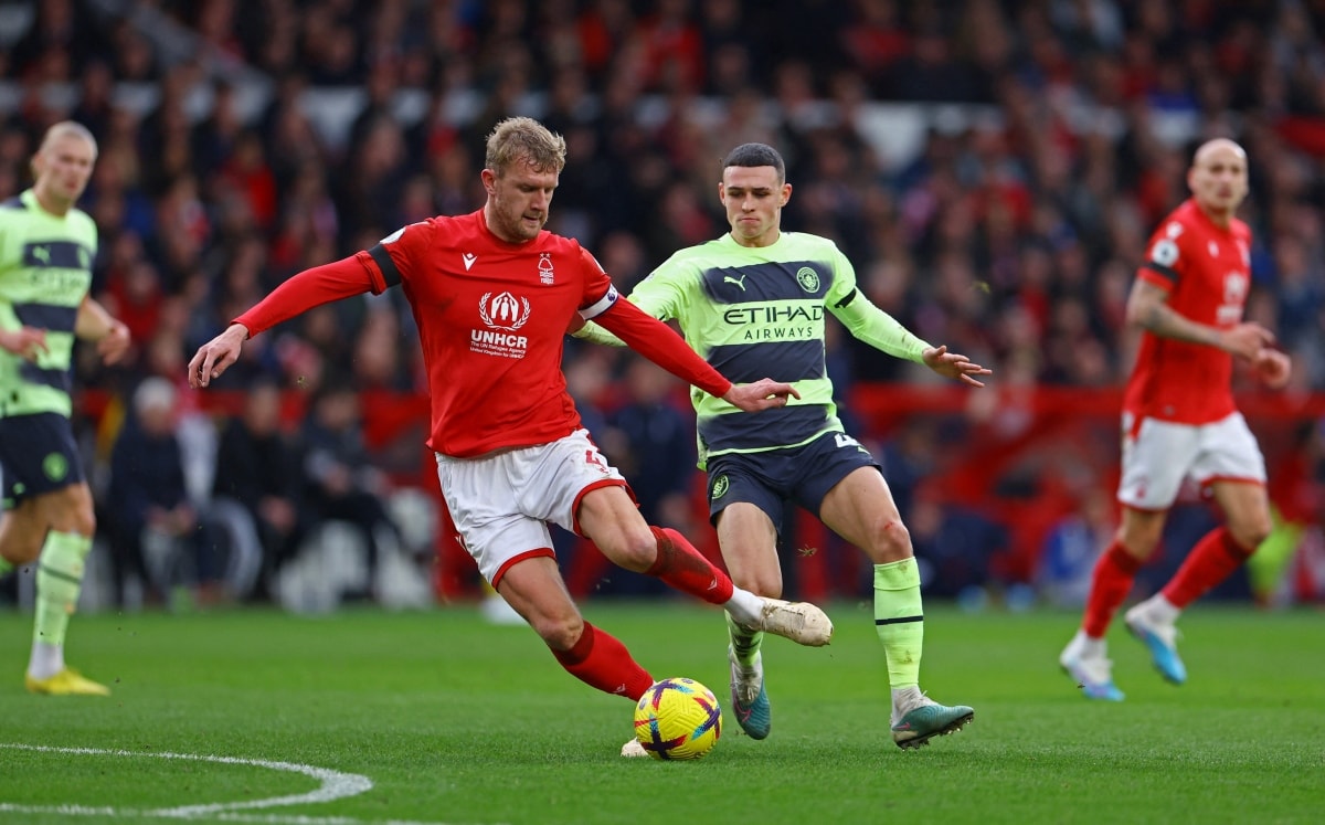 man city hoa that vong truoc nottingham forest hinh 2