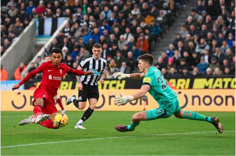 thang de newcastle liverpool duy tri co hoi lot vao top 4 hinh 1