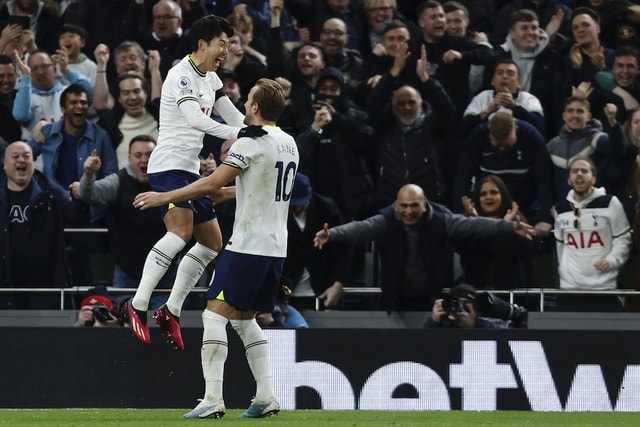 son heung min toa sang tottenham vao top 4 ngoai hang anh hinh 1