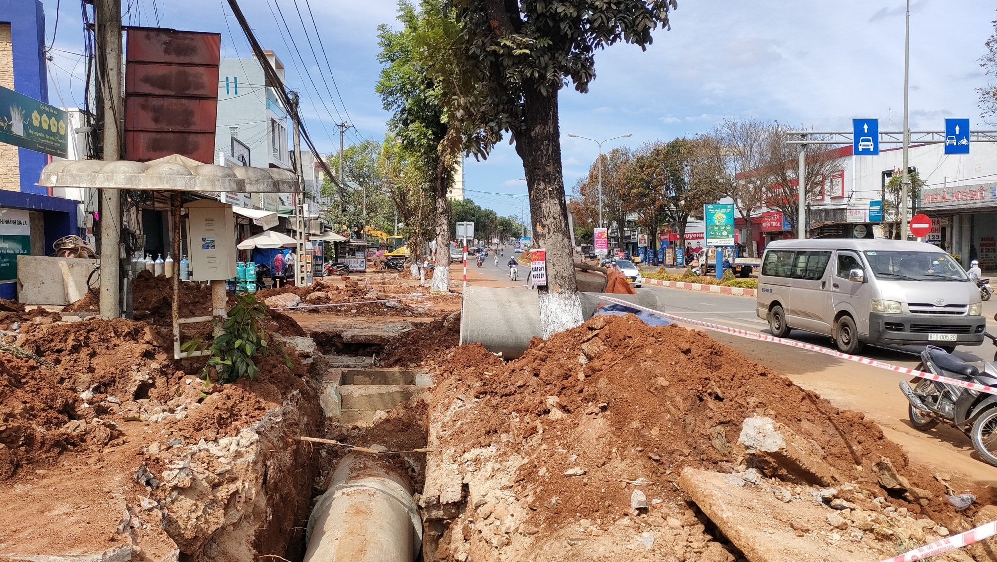 gia lai xu phat don vi thi cong 40 trieu dong vi tu y chat re cay xanh khi thi cong via he hinh 1