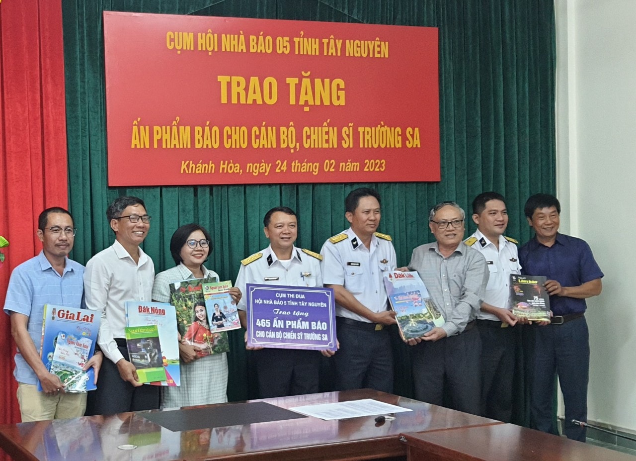 tang gan 500 an pham bao xuan quy mao cho can bo chien si truong sa hinh 1