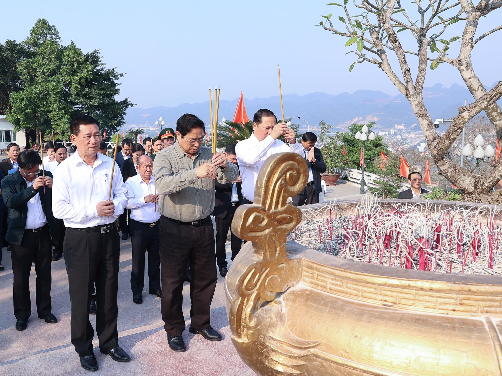 thu tuong kiem tra thi cong mo rong thuy dien hoa binh khao sat nha o xa hoi quynh lam hinh 1