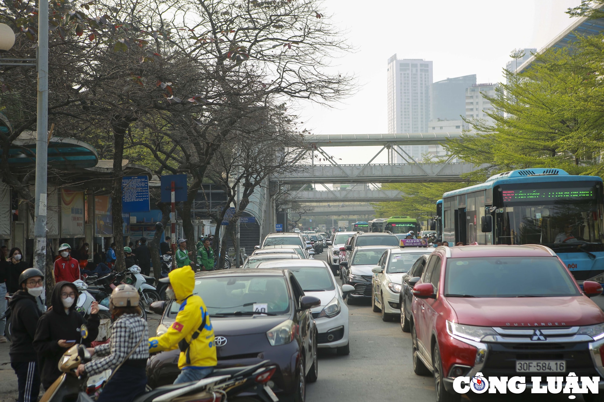ha noi lai tai dien o to xep hang dai cho doi hang gio dong ho de duoc kiem tra xe hinh 2