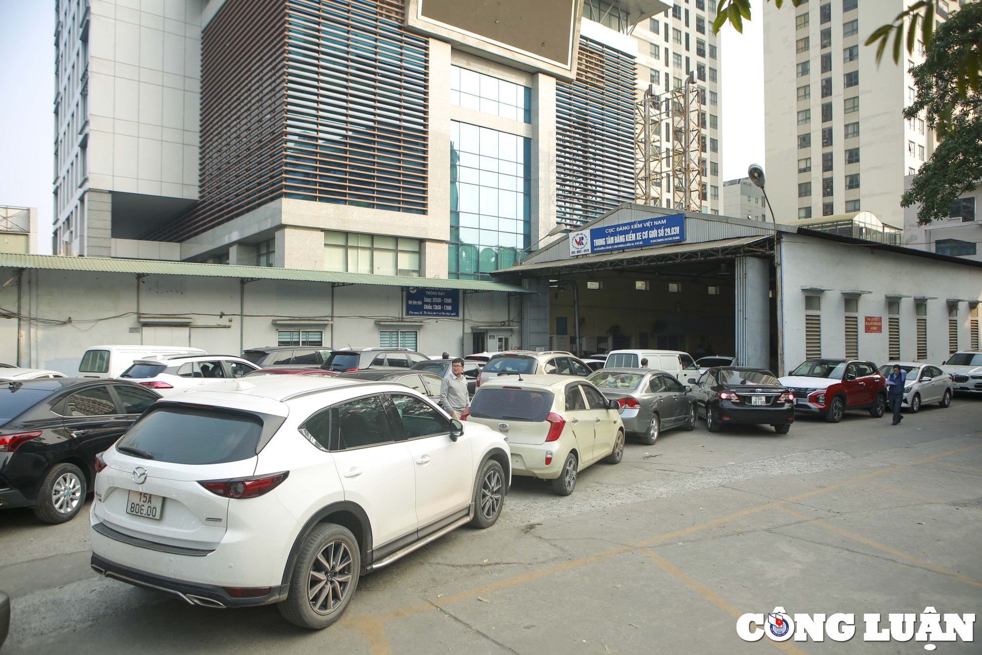 ha noi lai tai dien o to xep hang dai cho doi hang gio dong ho de duoc kiem tra xe hinh 3