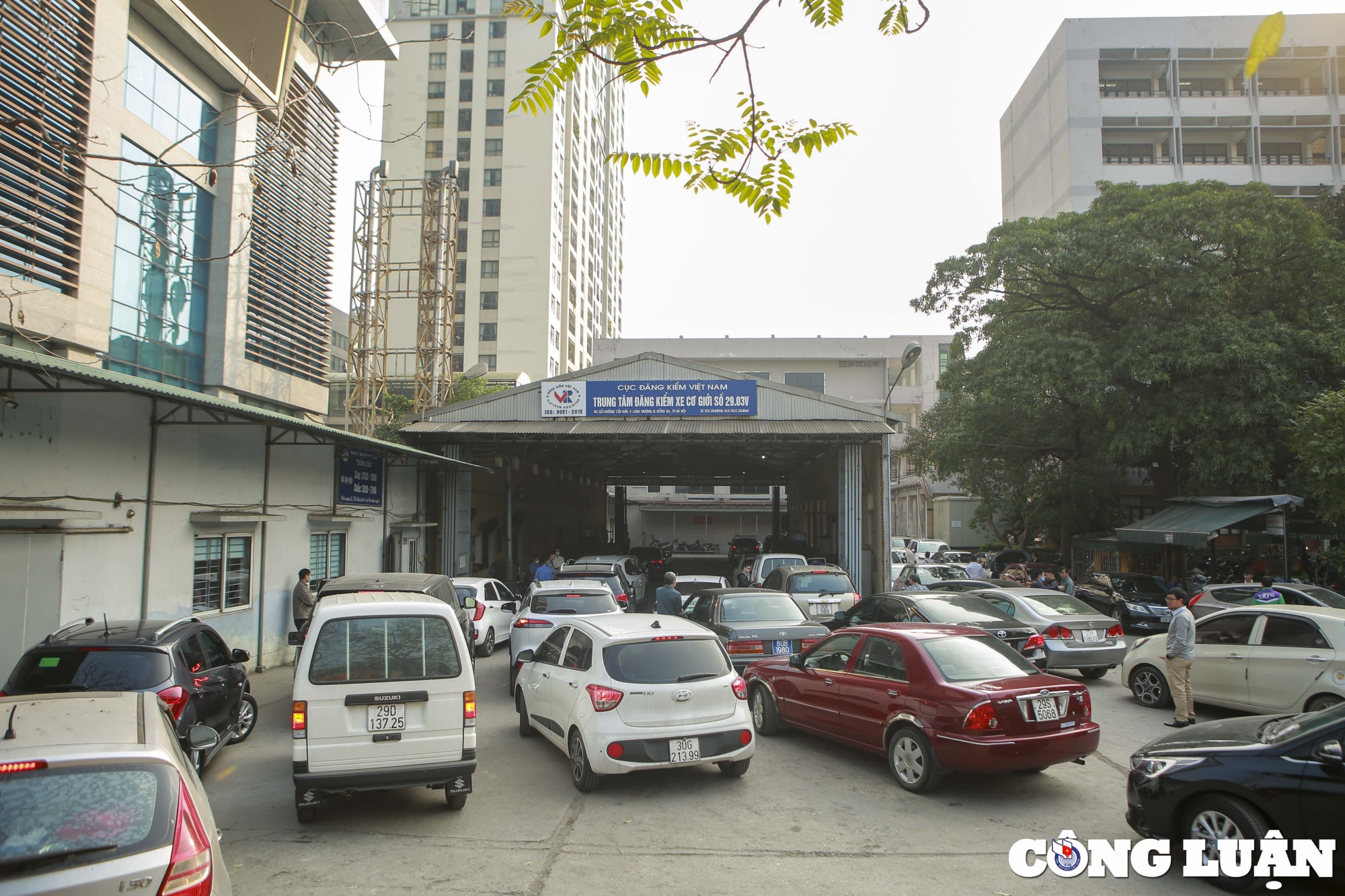 ha noi lai tai dien o to xep hang dai cho doi hang gio dong ho de duoc kiem tra xe hinh 4