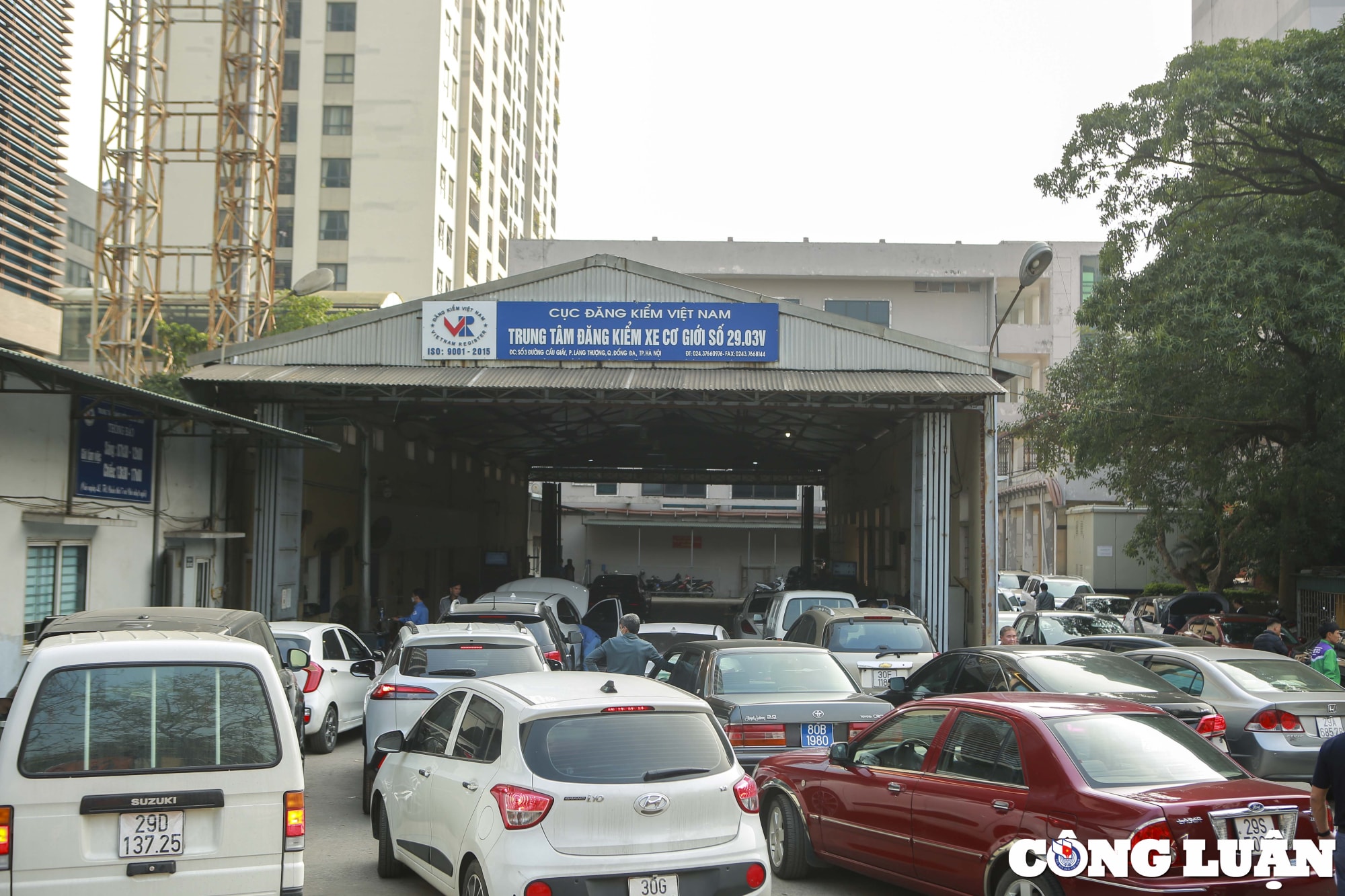 ha noi lai tai dien o to xep hang dai cho doi hang gio dong ho de duoc kiem tra xe hinh 5