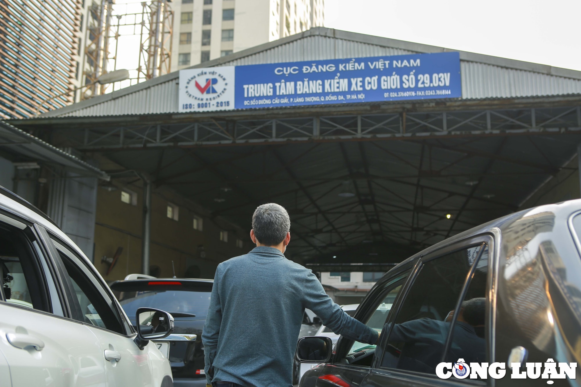 ha noi lai tai dien o to xep hang dai cho doi hang gio dong ho de duoc kiem tra xe hinh 10