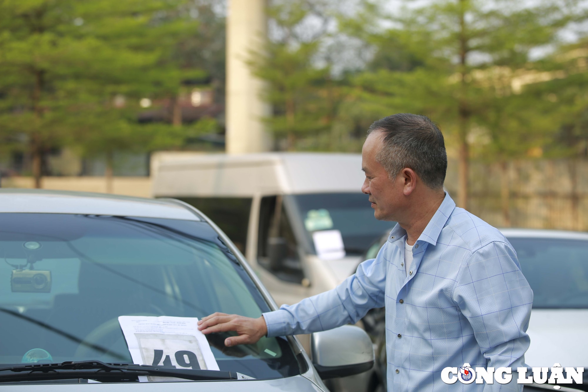 ha noi lai tai dien o to xep hang dai cho doi hang gio dong ho de duoc kiem tra xe hinh 7