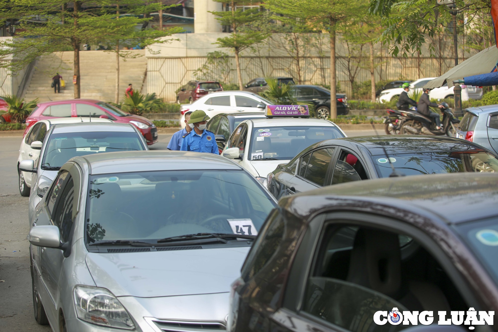 ha noi lai tai dien o to xep hang dai cho doi hang gio dong ho de duoc kiem tra xe hinh 6
