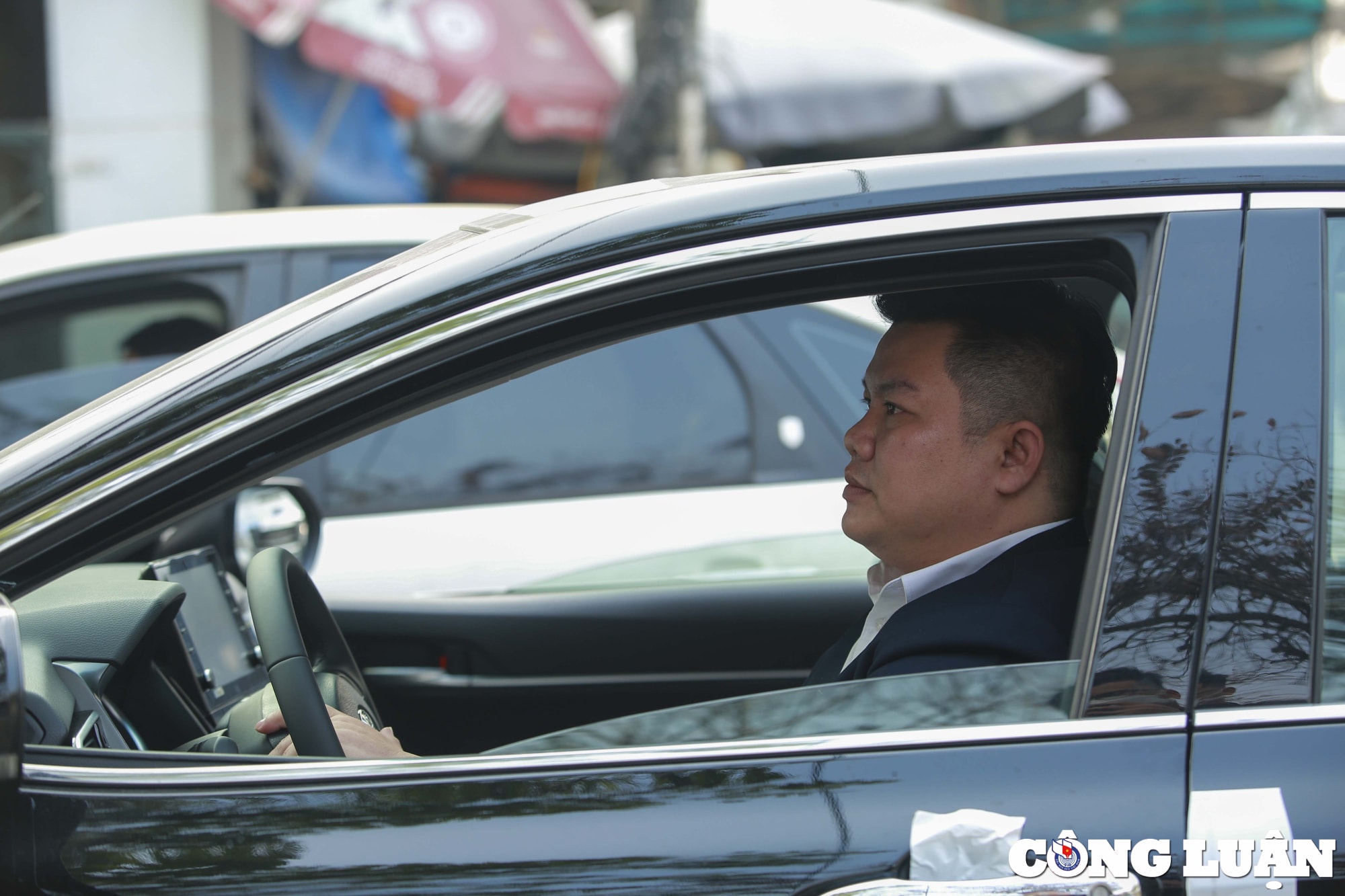 ha noi lai tai dien o to xep hang dai cho doi hang gio dong ho de duoc kiem tra xe hinh 8