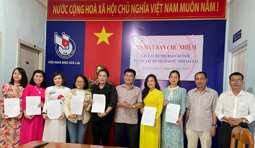 hoi nha bao gia lai ra mat cau lac bo nha bao cao tuoi va cau lac bo nha bao nu hinh 1
