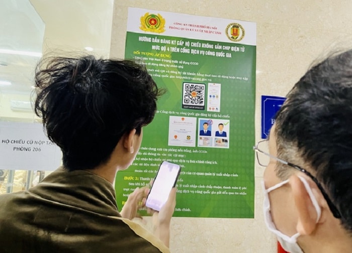 cong an ha noi trien khai nhieu phuong an huong dan nguoi dan dang ky cap ho chieu gan chip hinh 1