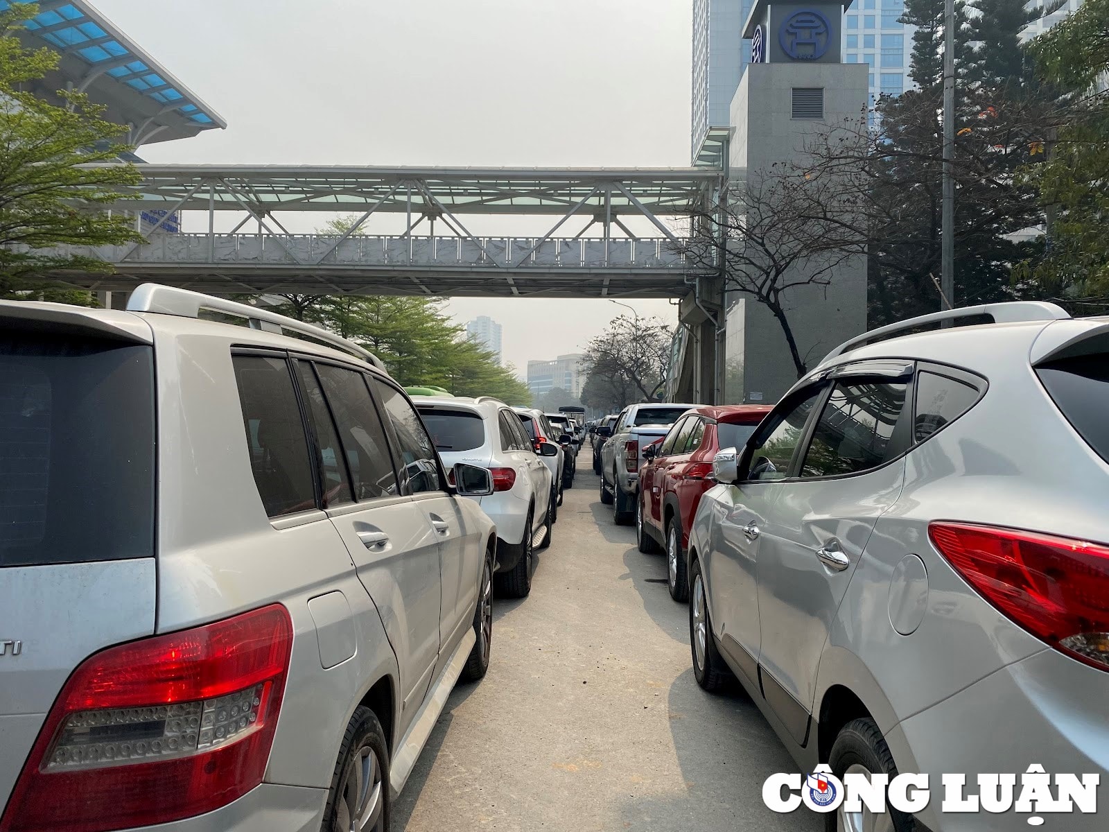 o to xep hang dai tram met mon moi cho doi dang kiem tai ha noi hinh 2