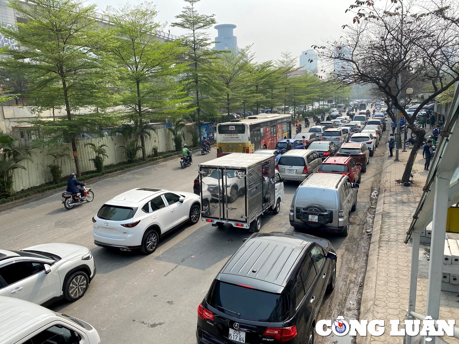 o to xep hang dai tram met mon moi cho doi dang kiem tai ha noi hinh 3