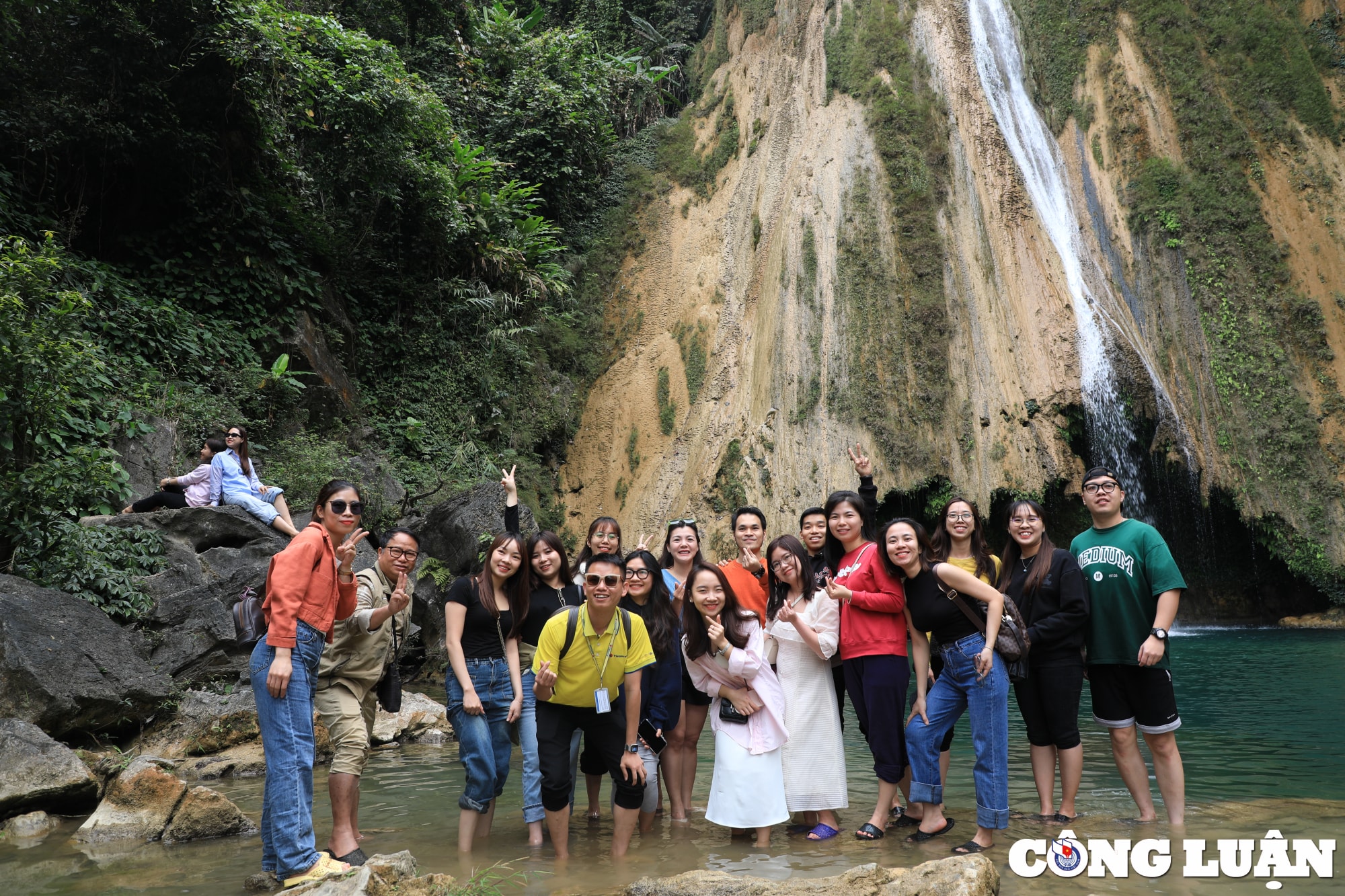 thac khuoi nhi tuyen quang diem den du lich day hap dan cho du khach hinh 10