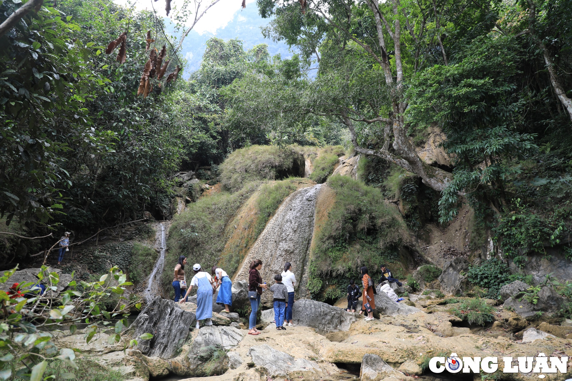 thac khuoi nhi tuyen quang diem den du lich day hap dan cho du khach hinh 13