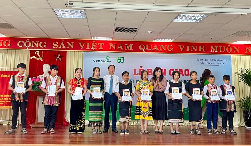 kon tum trao gan 11400 chiec may tinh bang cho cac em hoc sinh vung kho hinh 1