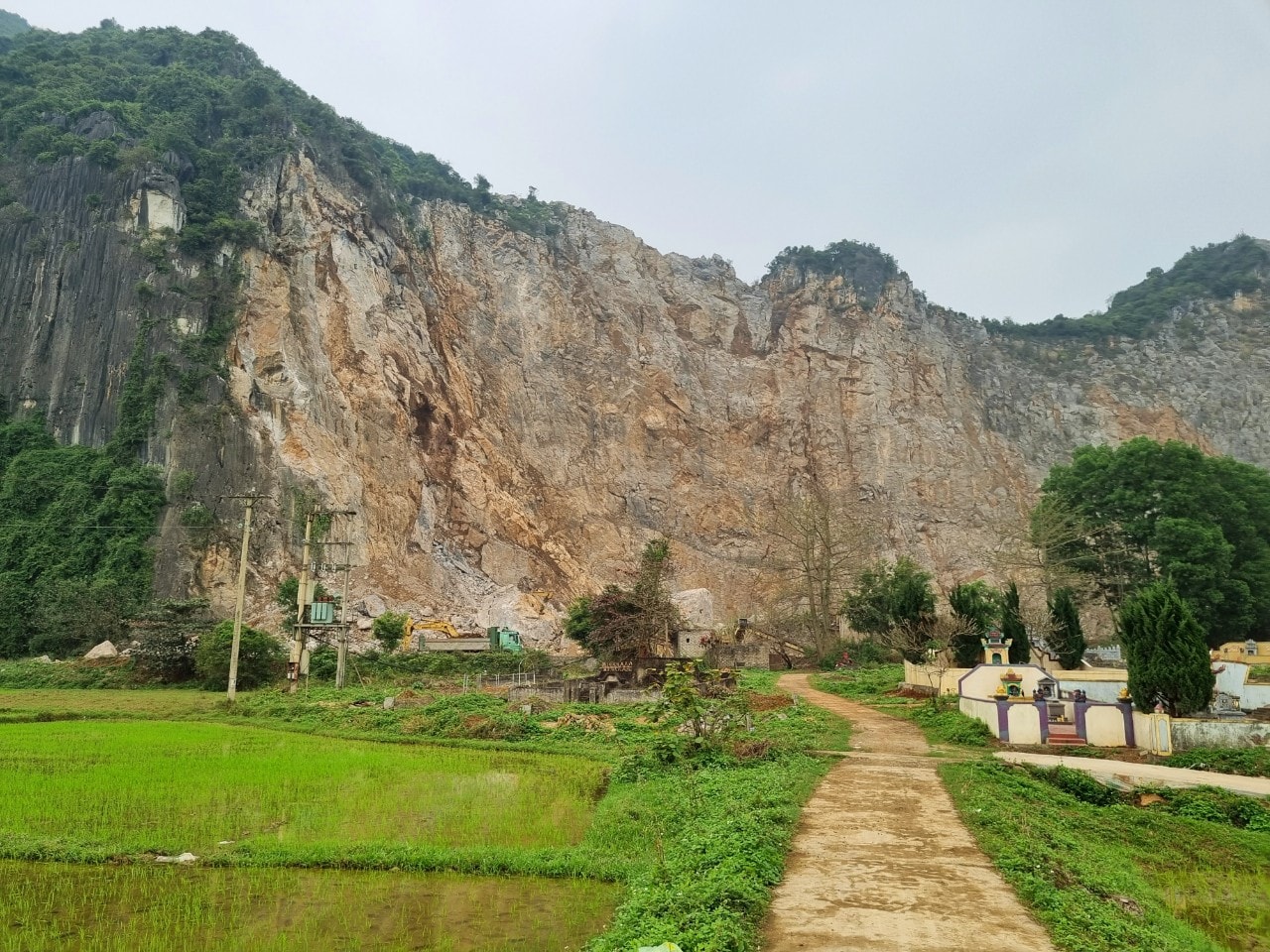 nghe an chua hoan thanh thu tuc cong ty dong thanh van ngang nhien bam nui de khai thac da hinh 2