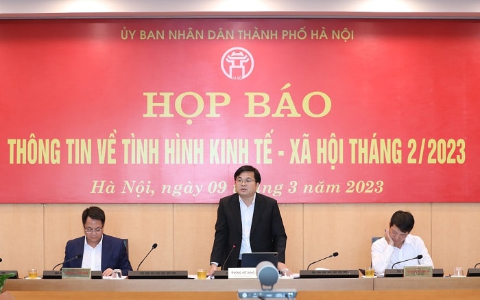 gianh lai via he cho nguoi di bo co noi lam co noi con bo trong hinh 3