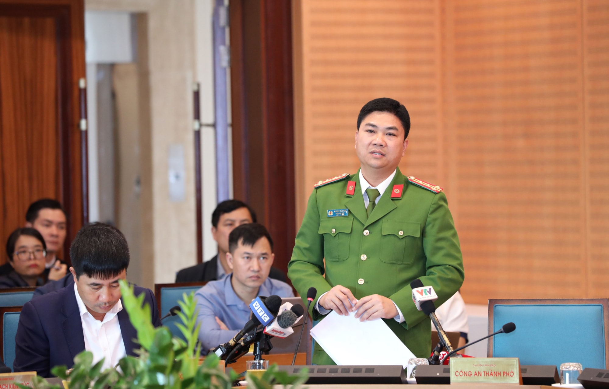 gianh lai via he cho nguoi di bo co noi lam co noi con bo trong hinh 2