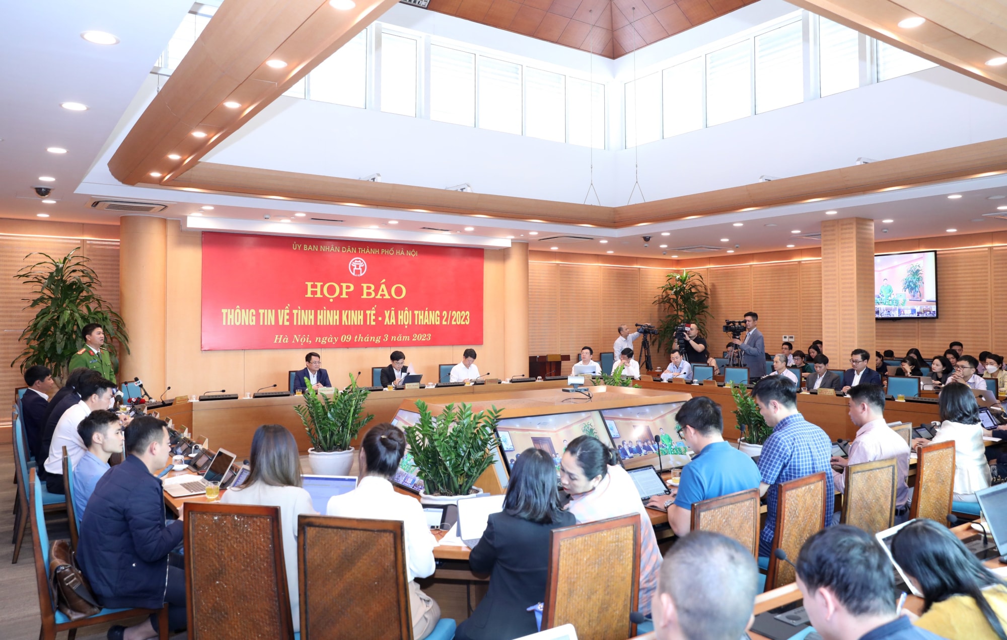 gianh lai via he cho nguoi di bo co noi lam co noi con bo trong hinh 1