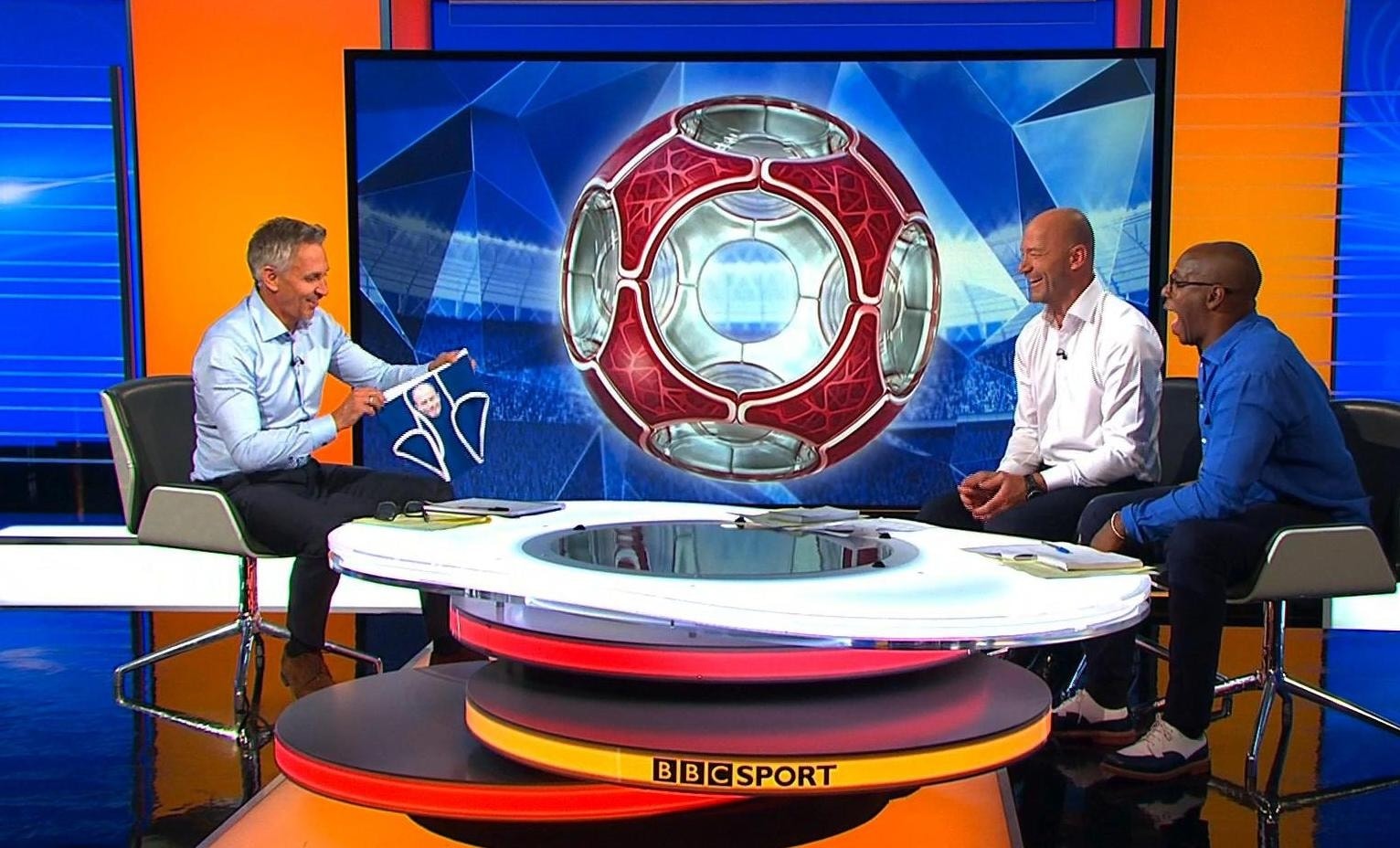 huyen thoai bong da anh lineker bi bbc dinh chi len song hinh 1