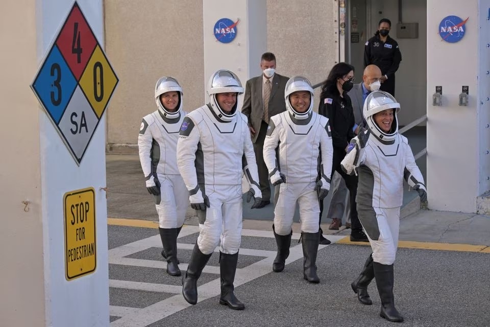 spacex dua thanh cong 4 phi hanh gia iss tro ve trai dat hinh 1