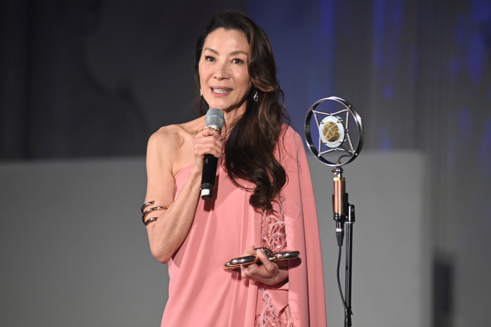 duong tu quynh nhan giai nu dien vien xuat sac tai oscar 2023 hinh 2